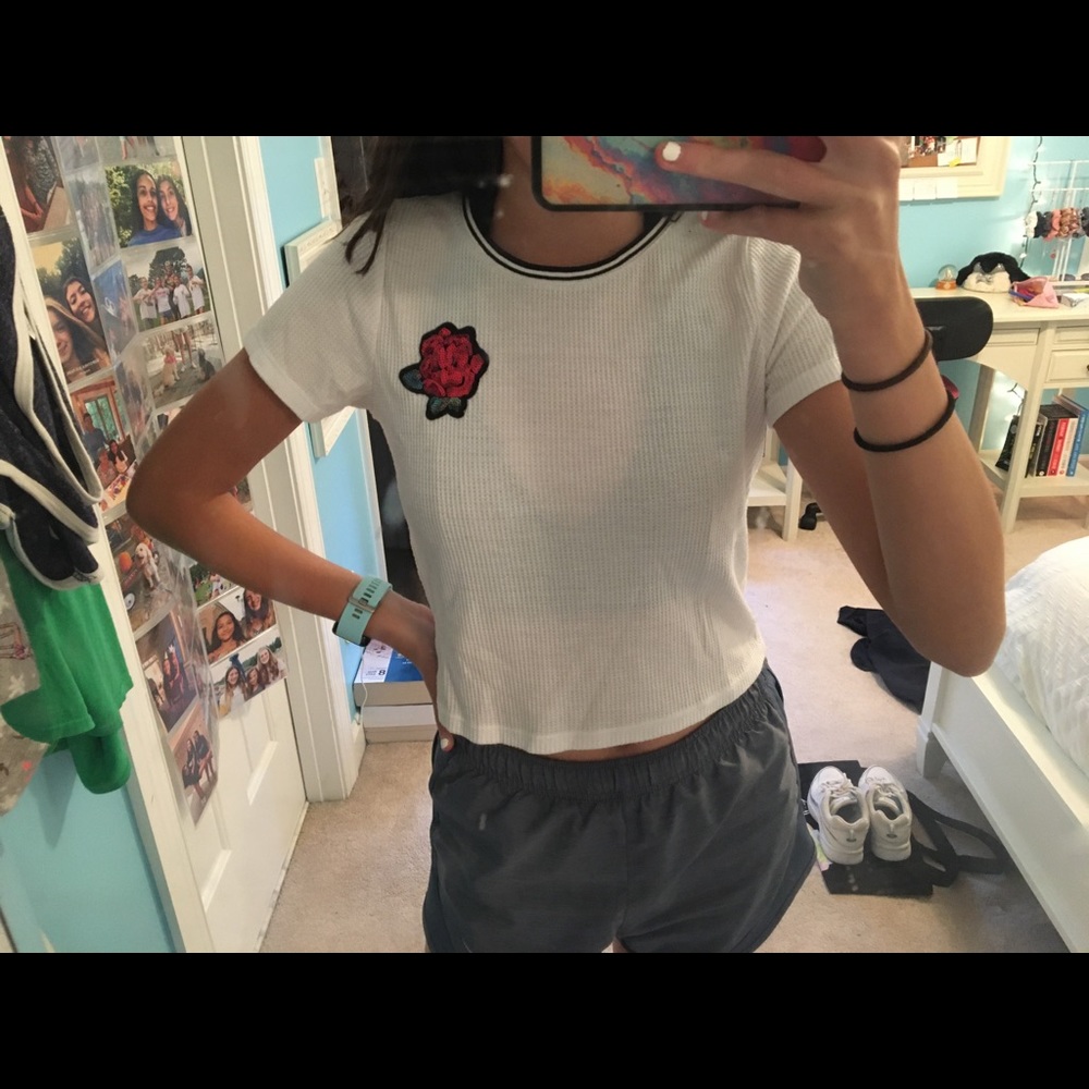 hollister women’s rose patch white baby tee